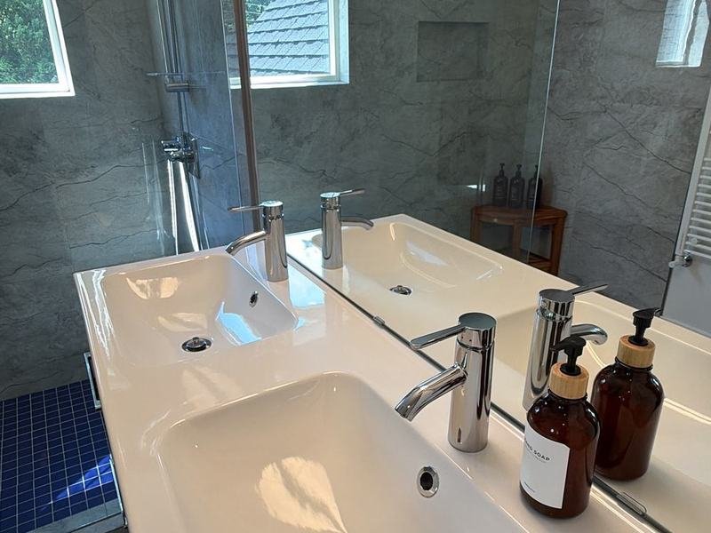 Bathroom vanity, spotless